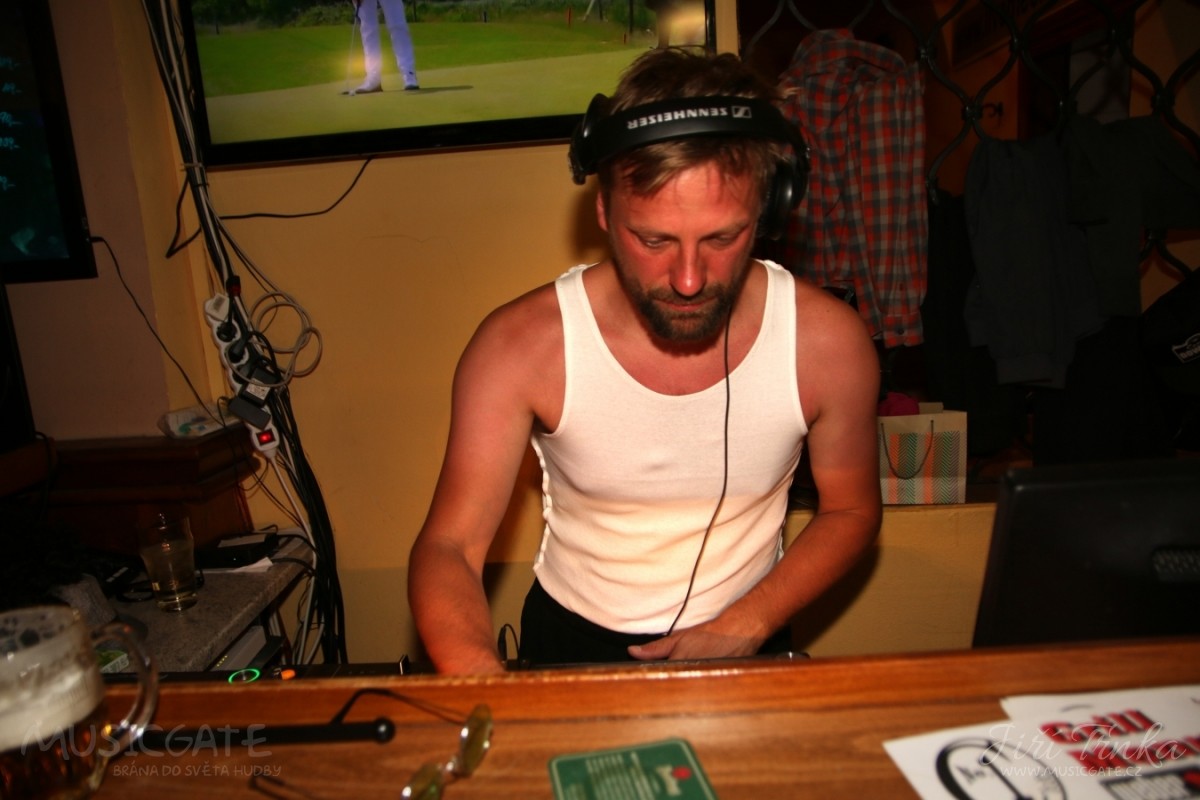 DJ Šlapy
pro spoustu z nás … DJ Šlapy
pro spoustu z nás …