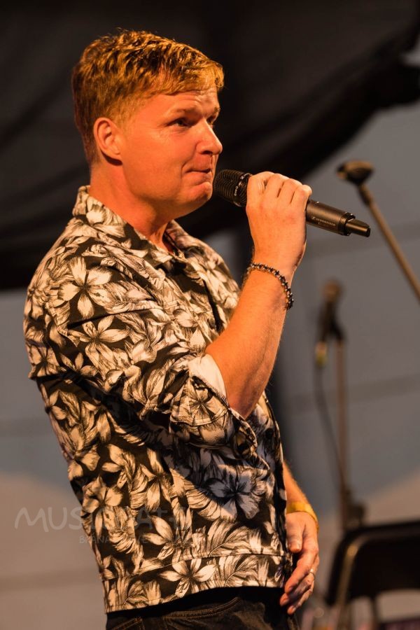 Jaroslav Šimek, zpěvák a textař, přítomné … Jaroslav Šimek, zpěvák a textař, přítomné …