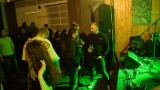 Našlápnutý kotel a plný dům – skvělá vizitka punkového večírku v Hoštičkách (54 / 99)