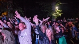 Přes nepřízeň počasí měl Extra Band revival na Vlčtejně silnou fanouškovskou podporu (7 / 33)