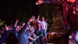 Přes nepřízeň počasí měl Extra Band revival na Vlčtejně silnou fanouškovskou podporu (26 / 33)