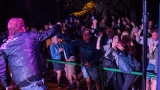 Přes nepřízeň počasí měl Extra Band revival na Vlčtejně silnou fanouškovskou podporu (27 / 33)