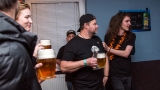 Soutěž v pití piva na ex (20 / 106)