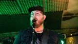 Vyprodaný Vánoční mejdan v Medvědovi nabídl dobrou muziku a skvělou koncertní atmosféru (30 / 62)