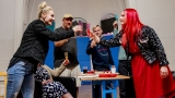 slavnostní přípitek (Kateřina Brzobohatá + Bára Tlučhořová + Jiří Trnka + Tommino + Radana Labajová + Bára Zemanová) (48 / 59)