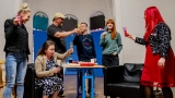 slavnostní přípitek (Kateřina Brzobohatá + Bára Tlučhořová + Jiří Trnka + Tommino + Radana Labajová + Bára Zemanová) (49 / 59)
