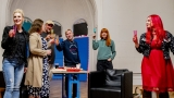 slavnostní přípitek (Kateřina Brzobohatá + Bára Tlučhořová + Jiří Trnka + Tommino + Radana Labajová + Bára Zemanová) (50 / 59)
