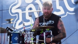 Sobota na festivalu Footfest ve znamění tvrdých kytarových riffů. Zazněly Letokruhy, Svoboda 89 nebo Netáhlo. (84 / 144)