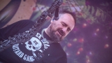 Sobota na festivalu Footfest ve znamění tvrdých kytarových riffů. Zazněly Letokruhy, Svoboda 89 nebo Netáhlo. (114 / 144)