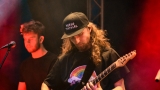 Sobota na festivalu Footfest ve znamění tvrdých kytarových riffů. Zazněly Letokruhy, Svoboda 89 nebo Netáhlo. (52 / 68)
