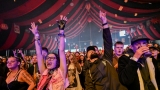 Hvězdná jména světové i české hudební scény, střídavé počasí, komfort  a nekonečná párty! Vyprodaný Rock for People ustál nepřízeň počasí  a těšil se rekordní návštěvnosti (3 / 94)