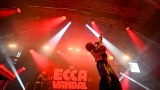 Hvězdná jména světové i české hudební scény, střídavé počasí, komfort  a nekonečná párty! Vyprodaný Rock for People ustál nepřízeň počasí  a těšil se rekordní návštěvnosti (5 / 94)