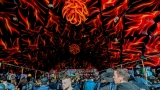 Hvězdná jména světové i české hudební scény, střídavé počasí, komfort  a nekonečná párty! Vyprodaný Rock for People ustál nepřízeň počasí  a těšil se rekordní návštěvnosti (1 / 106)