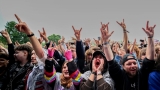 Hvězdná jména světové i české hudební scény, střídavé počasí, komfort  a nekonečná párty! Vyprodaný Rock for People ustál nepřízeň počasí  a těšil se rekordní návštěvnosti (17 / 94)
