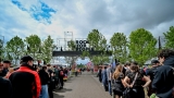 Hvězdná jména světové i české hudební scény, střídavé počasí, komfort  a nekonečná párty! Vyprodaný Rock for People ustál nepřízeň počasí  a těšil se rekordní návštěvnosti (18 / 106)