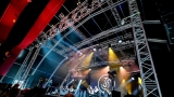 Hvězdná jména světové i české hudební scény, střídavé počasí, komfort  a nekonečná párty! Vyprodaný Rock for People ustál nepřízeň počasí  a těšil se rekordní návštěvnosti (25 / 94)