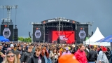 Hvězdná jména světové i české hudební scény, střídavé počasí, komfort  a nekonečná párty! Vyprodaný Rock for People ustál nepřízeň počasí  a těšil se rekordní návštěvnosti (26 / 106)