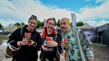 Hvězdná jména světové i české hudební scény, střídavé počasí, komfort  a nekonečná párty! Vyprodaný Rock for People ustál nepřízeň počasí  a těšil se rekordní návštěvnosti (40 / 94)