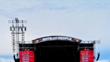 Hvězdná jména světové i české hudební scény, střídavé počasí, komfort  a nekonečná párty! Vyprodaný Rock for People ustál nepřízeň počasí  a těšil se rekordní návštěvnosti (42 / 94)