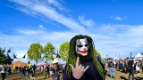 Hvězdná jména světové i české hudební scény, střídavé počasí, komfort  a nekonečná párty! Vyprodaný Rock for People ustál nepřízeň počasí  a těšil se rekordní návštěvnosti (31 / 106)