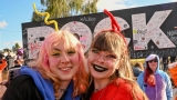 Hvězdná jména světové i české hudební scény, střídavé počasí, komfort  a nekonečná párty! Vyprodaný Rock for People ustál nepřízeň počasí  a těšil se rekordní návštěvnosti (44 / 94)