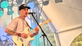 Hvězdná jména světové i české hudební scény, střídavé počasí, komfort  a nekonečná párty! Vyprodaný Rock for People ustál nepřízeň počasí  a těšil se rekordní návštěvnosti (42 / 106)