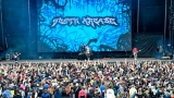 Hvězdná jména světové i české hudební scény, střídavé počasí, komfort  a nekonečná párty! Vyprodaný Rock for People ustál nepřízeň počasí  a těšil se rekordní návštěvnosti (44 / 106)