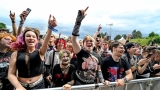Hvězdná jména světové i české hudební scény, střídavé počasí, komfort  a nekonečná párty! Vyprodaný Rock for People ustál nepřízeň počasí  a těšil se rekordní návštěvnosti (46 / 106)