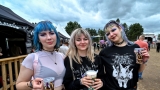 Hvězdná jména světové i české hudební scény, střídavé počasí, komfort  a nekonečná párty! Vyprodaný Rock for People ustál nepřízeň počasí  a těšil se rekordní návštěvnosti (50 / 94)