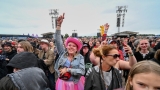 Hvězdná jména světové i české hudební scény, střídavé počasí, komfort  a nekonečná párty! Vyprodaný Rock for People ustál nepřízeň počasí  a těšil se rekordní návštěvnosti (65 / 94)