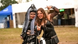 Hvězdná jména světové i české hudební scény, střídavé počasí, komfort  a nekonečná párty! Vyprodaný Rock for People ustál nepřízeň počasí  a těšil se rekordní návštěvnosti (68 / 106)