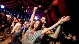Hvězdná jména světové i české hudební scény, střídavé počasí, komfort  a nekonečná párty! Vyprodaný Rock for People ustál nepřízeň počasí  a těšil se rekordní návštěvnosti (74 / 94)