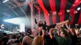 Hvězdná jména světové i české hudební scény, střídavé počasí, komfort  a nekonečná párty! Vyprodaný Rock for People ustál nepřízeň počasí  a těšil se rekordní návštěvnosti (76 / 94)