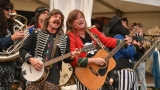 Hvězdná jména světové i české hudební scény, střídavé počasí, komfort  a nekonečná párty! Vyprodaný Rock for People ustál nepřízeň počasí  a těšil se rekordní návštěvnosti (76 / 106)