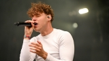 Hvězdná jména světové i české hudební scény, střídavé počasí, komfort  a nekonečná párty! Vyprodaný Rock for People ustál nepřízeň počasí  a těšil se rekordní návštěvnosti (89 / 94)