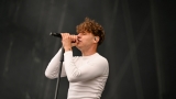 Hvězdná jména světové i české hudební scény, střídavé počasí, komfort  a nekonečná párty! Vyprodaný Rock for People ustál nepřízeň počasí  a těšil se rekordní návštěvnosti (90 / 94)