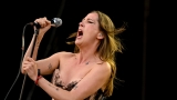 Hvězdná jména světové i české hudební scény, střídavé počasí, komfort  a nekonečná párty! Vyprodaný Rock for People ustál nepřízeň počasí  a těšil se rekordní návštěvnosti (88 / 106)