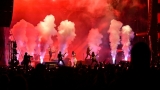 Hvězdná jména světové i české hudební scény, střídavé počasí, komfort  a nekonečná párty! Vyprodaný Rock for People ustál nepřízeň počasí  a těšil se rekordní návštěvnosti (91 / 94)