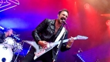 Vyprodaný Pekelný ostrov opět exceloval! Fanoušky přivítal zbrusu nový plážový areál, Royal Republic, špička české rockmetalové scény a úžasná atmosféra! (1 / 98)