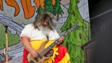 Vyprodaný Pekelný ostrov opět exceloval! Fanoušky přivítal zbrusu nový plážový areál, Royal Republic, špička české rockmetalové scény a úžasná atmosféra! (2 / 98)