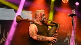 Vyprodaný Pekelný ostrov opět exceloval! Fanoušky přivítal zbrusu nový plážový areál, Royal Republic, špička české rockmetalové scény a úžasná atmosféra! (7 / 98)
