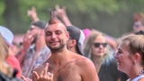 Vyprodaný Pekelný ostrov opět exceloval! Fanoušky přivítal zbrusu nový plážový areál, Royal Republic, špička české rockmetalové scény a úžasná atmosféra! (3 / 99)