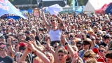 Vyprodaný Pekelný ostrov opět exceloval! Fanoušky přivítal zbrusu nový plážový areál, Royal Republic, špička české rockmetalové scény a úžasná atmosféra! (4 / 99)