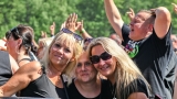 Vyprodaný Pekelný ostrov opět exceloval! Fanoušky přivítal zbrusu nový plážový areál, Royal Republic, špička české rockmetalové scény a úžasná atmosféra! (9 / 98)