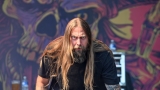 Vyprodaný Pekelný ostrov opět exceloval! Fanoušky přivítal zbrusu nový plážový areál, Royal Republic, špička české rockmetalové scény a úžasná atmosféra! (8 / 99)