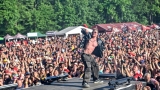 Vyprodaný Pekelný ostrov opět exceloval! Fanoušky přivítal zbrusu nový plážový areál, Royal Republic, špička české rockmetalové scény a úžasná atmosféra! (9 / 99)