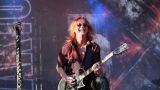 Vyprodaný Pekelný ostrov opět exceloval! Fanoušky přivítal zbrusu nový plážový areál, Royal Republic, špička české rockmetalové scény a úžasná atmosféra! (10 / 99)