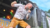 Vyprodaný Pekelný ostrov opět exceloval! Fanoušky přivítal zbrusu nový plážový areál, Royal Republic, špička české rockmetalové scény a úžasná atmosféra! (10 / 98)