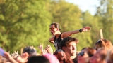 Vyprodaný Pekelný ostrov opět exceloval! Fanoušky přivítal zbrusu nový plážový areál, Royal Republic, špička české rockmetalové scény a úžasná atmosféra! (12 / 99)