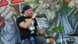 Vyprodaný Pekelný ostrov opět exceloval! Fanoušky přivítal zbrusu nový plážový areál, Royal Republic, špička české rockmetalové scény a úžasná atmosféra! (13 / 99)